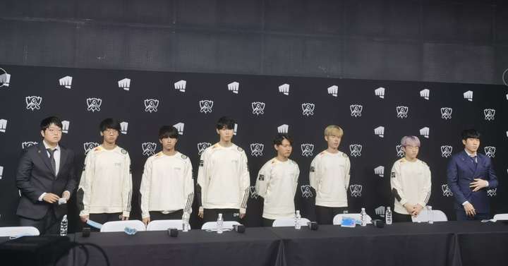 英雄联盟传奇谢幕，球迷泪洒赛场